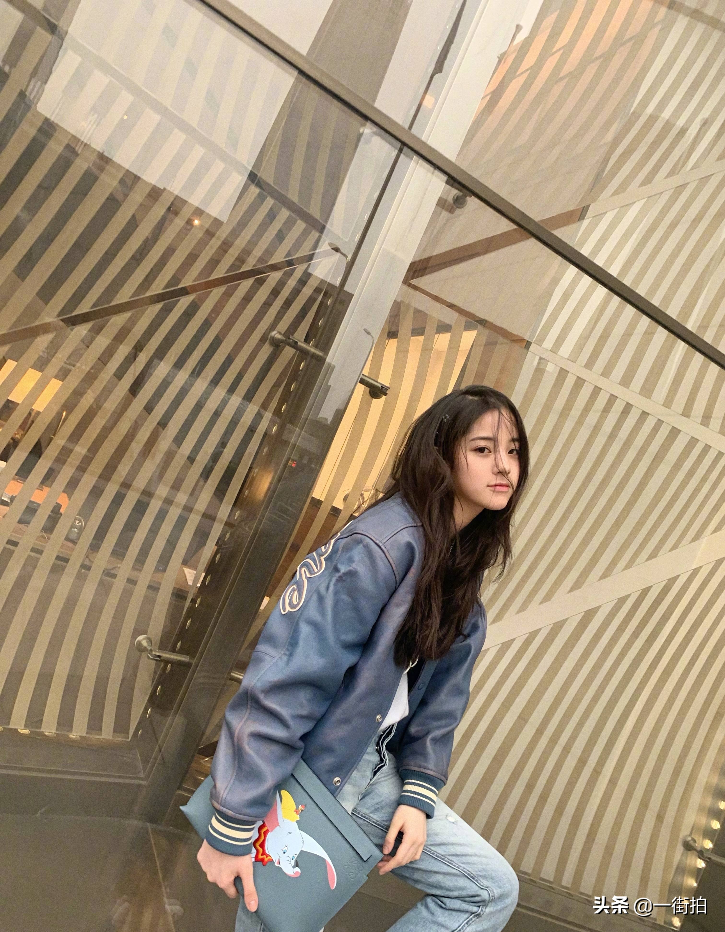 欧阳娜娜穿粉色针织衫温柔又美丽,欧阳娜娜淡黄色针织衫搭配裙子