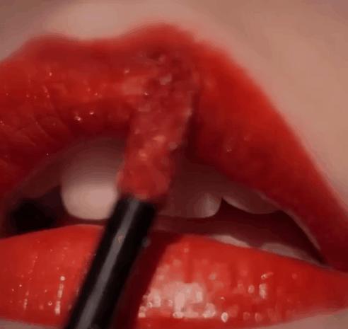 今年秋冬大牌的口红复古红,gucci蓝管最热色口红推荐