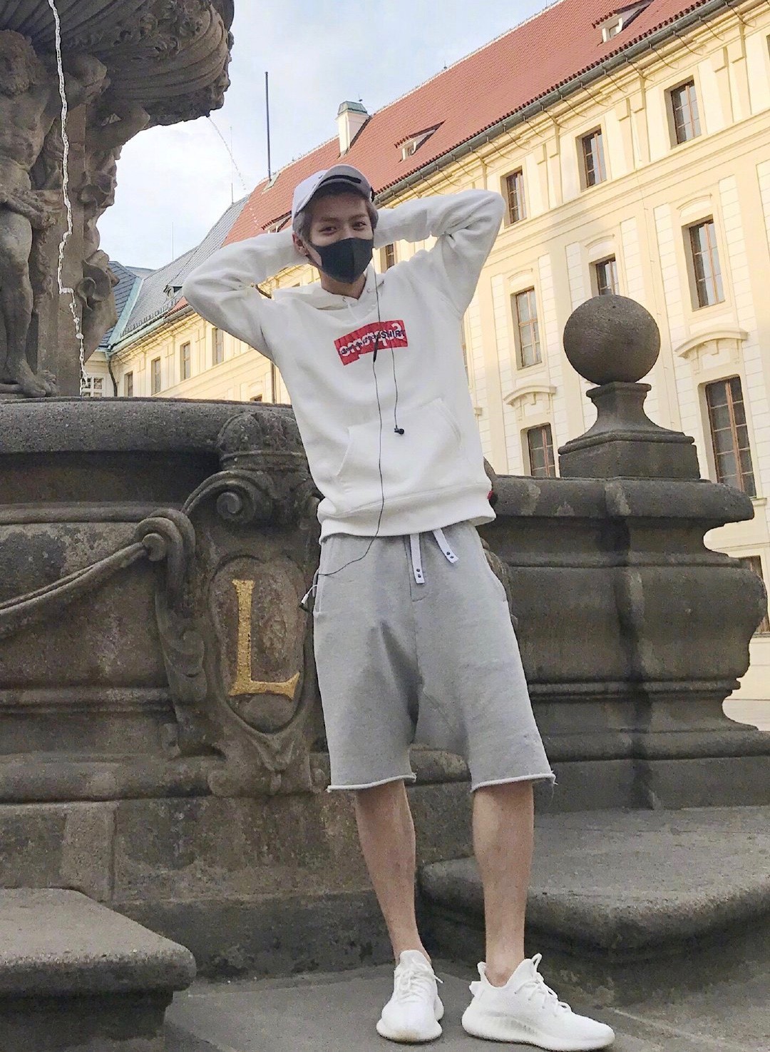 鹿晗红白运动装足球,鹿晗玩足球