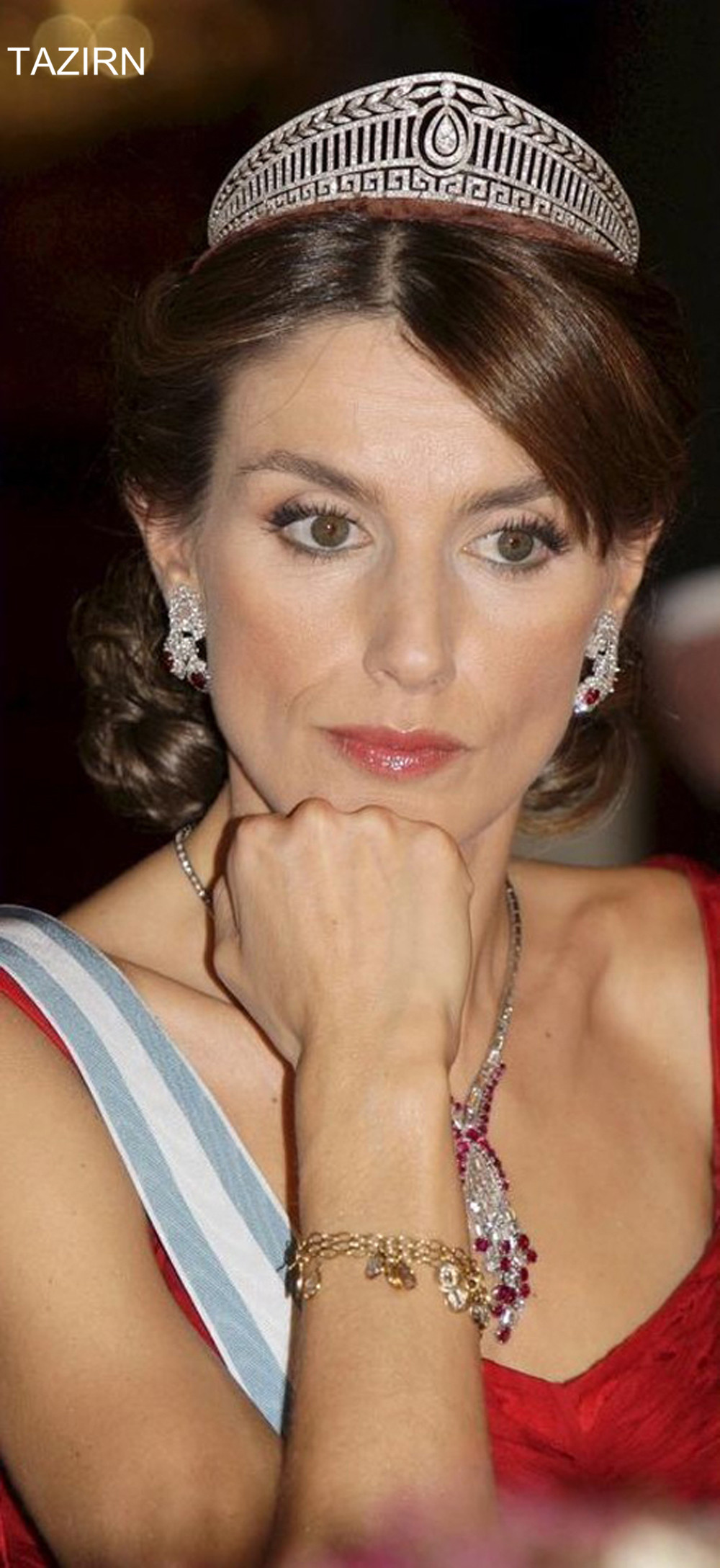 谁说莱蒂齐亚不爱珠宝？光是腕间都很精彩，最爱婆婆送的字母手链