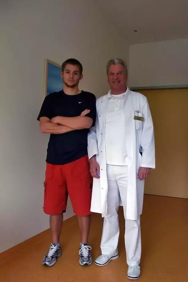 比电影更传奇：抗癌17年，做了22次手术，消灭了上百个肿瘤病灶