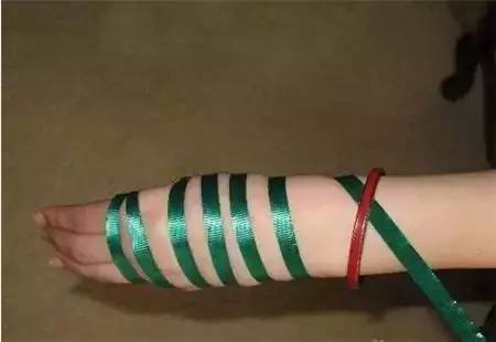 翡翠手镯摘不下来怎么砸,翡翠镯子摘不下来终极办法