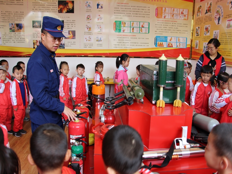 消防站开放日幼儿园,消防站开放日幼儿零距离学习消防