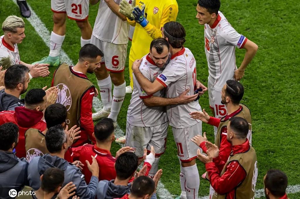 他是北马其顿足球传奇，为球队倾尽所有后迎来感人谢幕