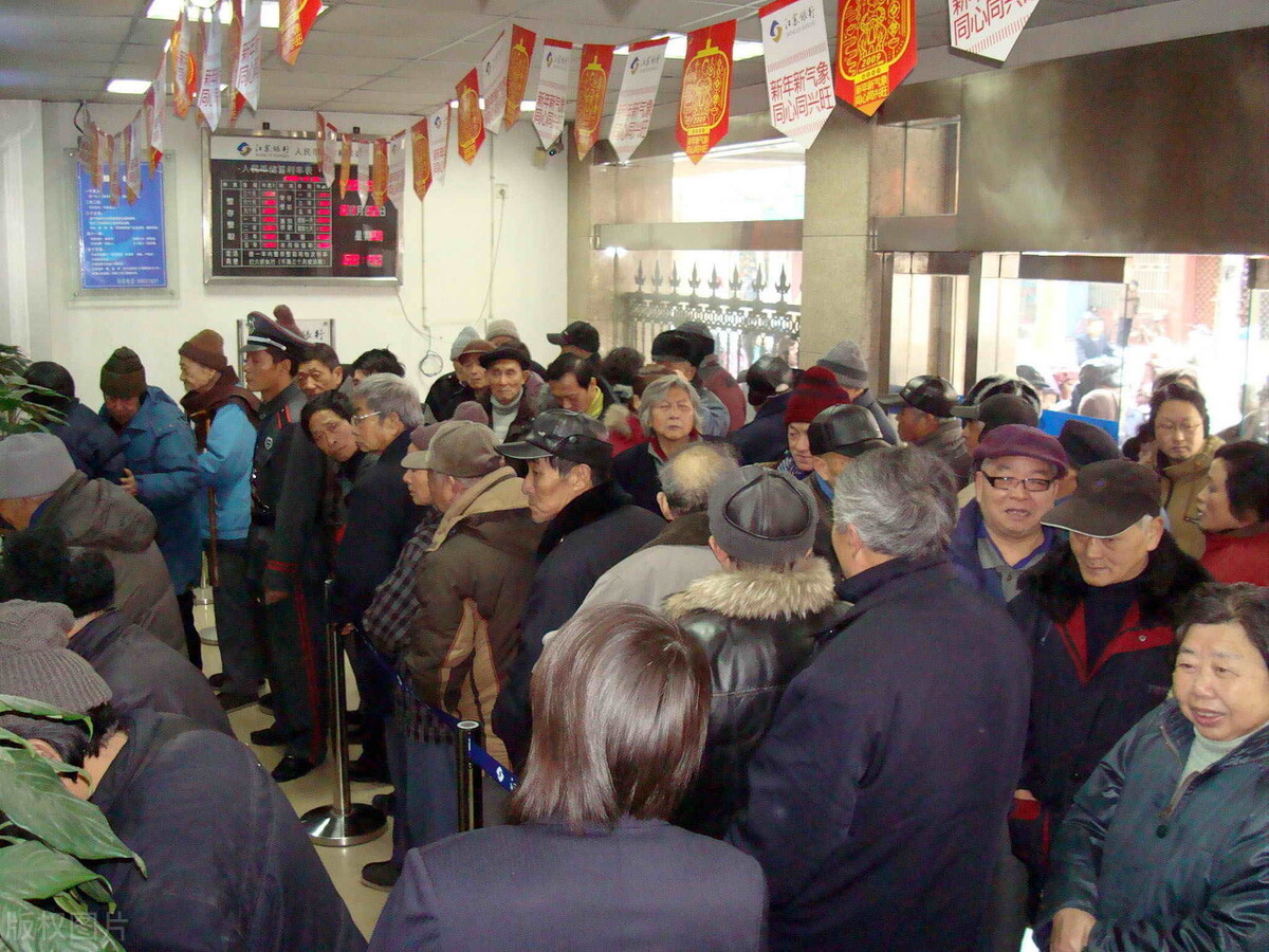 七旬老人摔骨折怎么办,七旬老人摔倒家人回不来后续