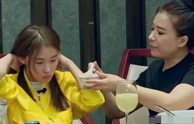 16岁女孩每月消费4万元,富家女每月消费