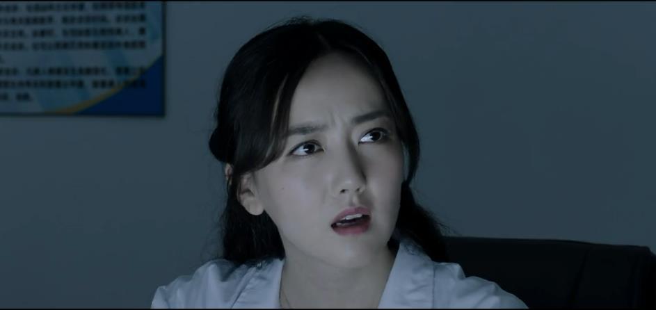 男医生拿针管吓唬小朋友,男医生用手抓刀