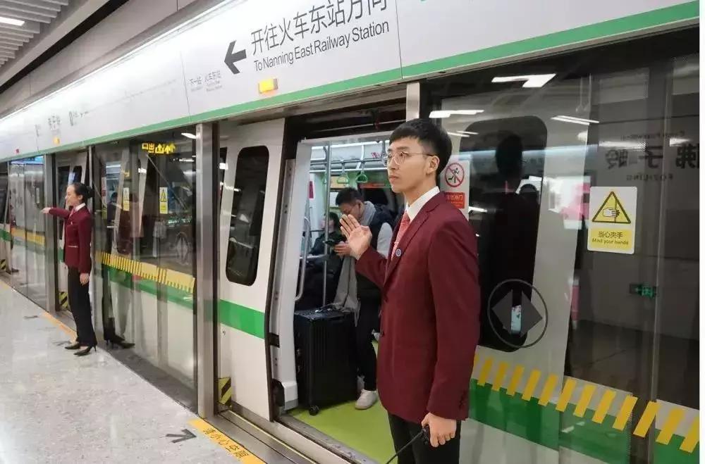 地铁站务员上班真实工作情况,北京地铁站务员的一天