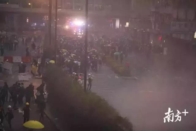 港警鸣枪示警！出动水炮车！直击香港荃湾*乱暴**