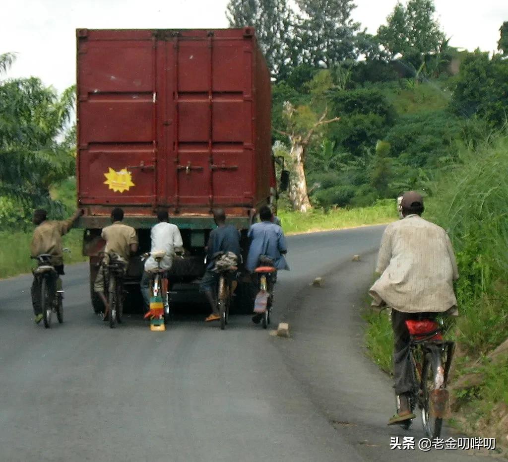 为什么在布隆迪，每辆卡车后都挂了一串自行车？