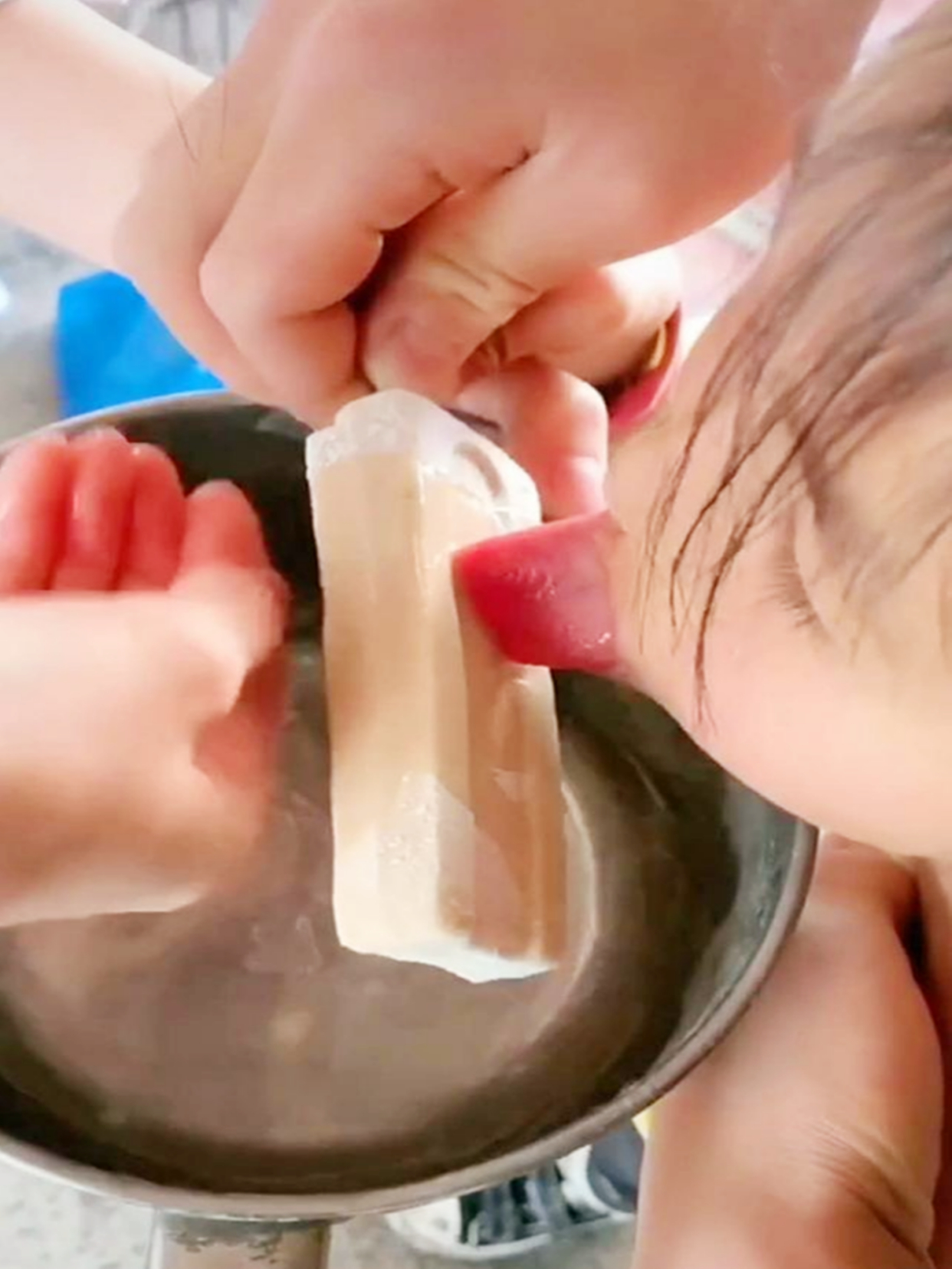 孩子吃雪糕粘破嘴了,小朋友吃东北冰棍舌头被粘住