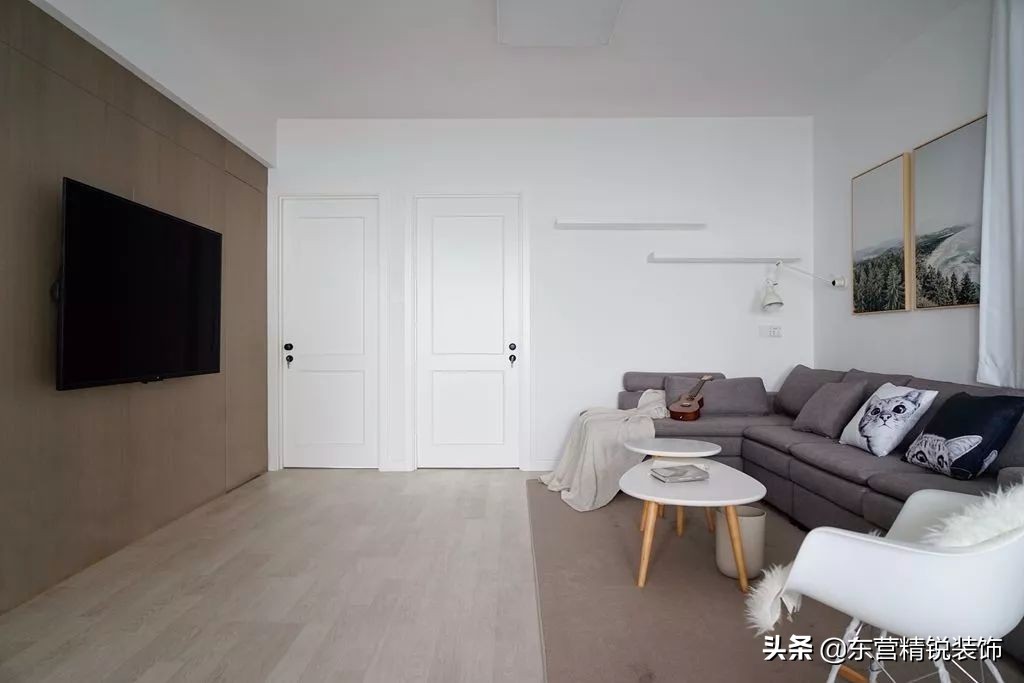 主卧背景墙护墙板装修效果图大全,100平方现代轻奢护墙板装修多少钱