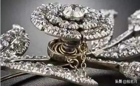 机关重重的珠宝里，除了爱情，还有毒药和刺杀