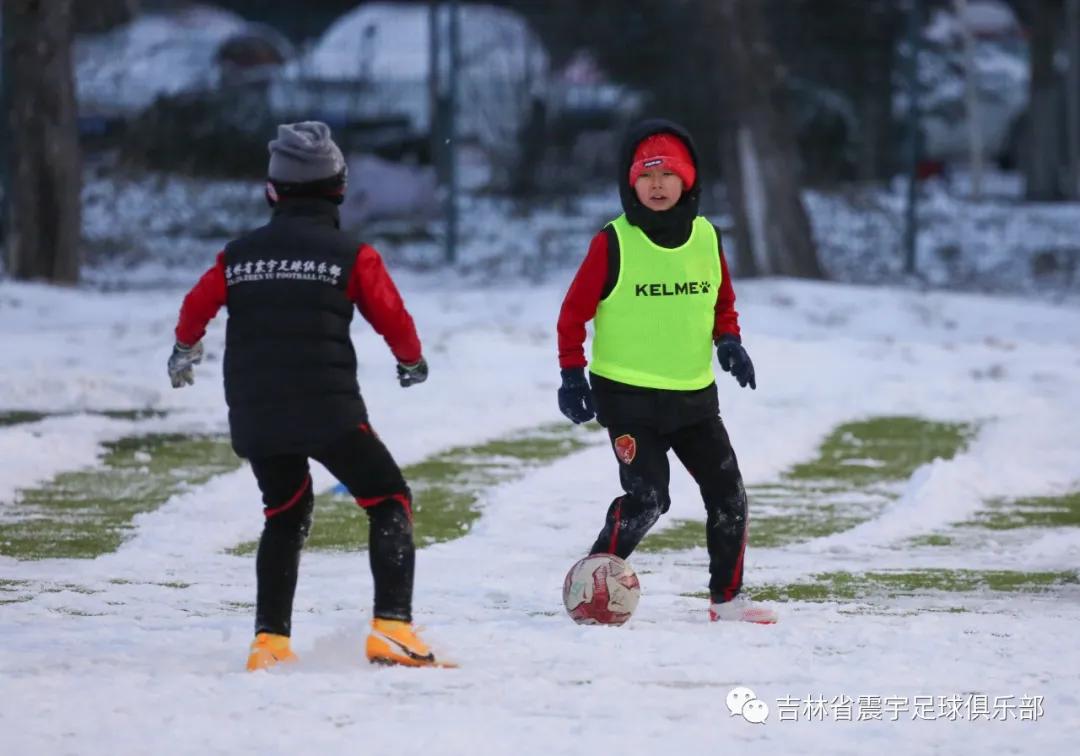 雪地快乐踢球,冰天雪地足球