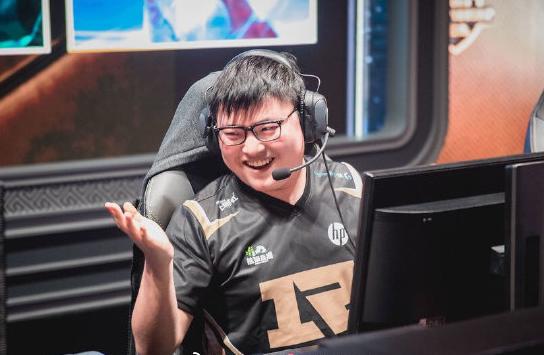 uzi拿出vn时各个主播反应,当uzi用vn的高能操作