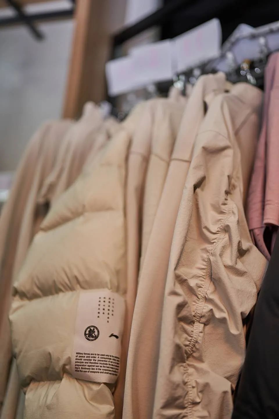 以前没钱买李宁什么梗,以前买不起李宁