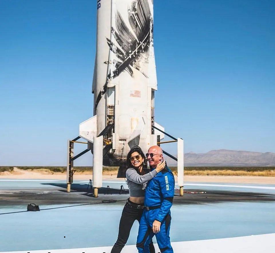 贝佐斯女友当街亲他一脸口红，浑身巨钻，富婆气息，转正的节奏？