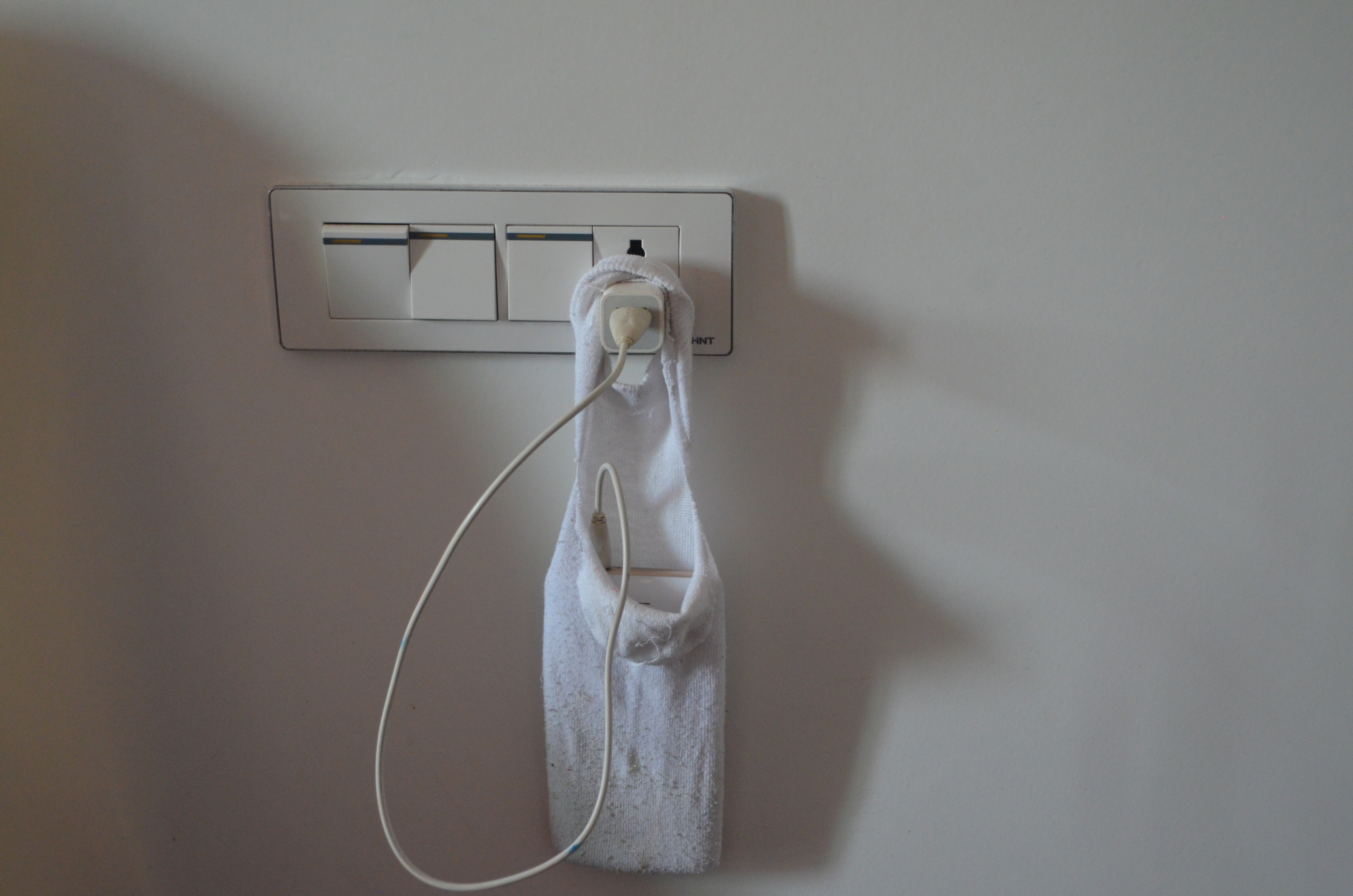 充电线插头太短怎么办,手机充电插头弯了怎么弄直