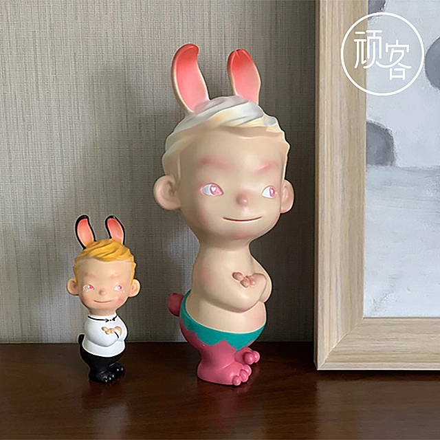 她是80后美女设计师，曾被周迅邀请参加晚会，玩偶以五位数拍卖