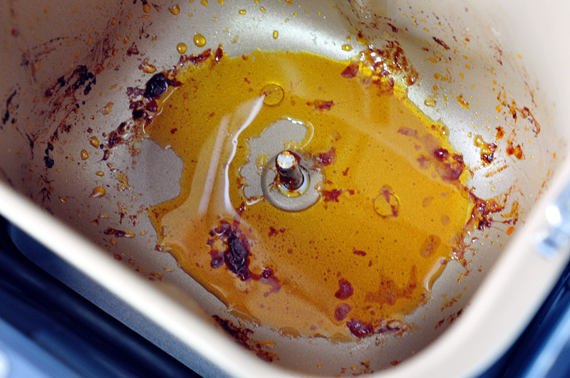 鸡翅放进面包机，然后就等吃了，不怕油星四溅，更不担心烤糊烤焦