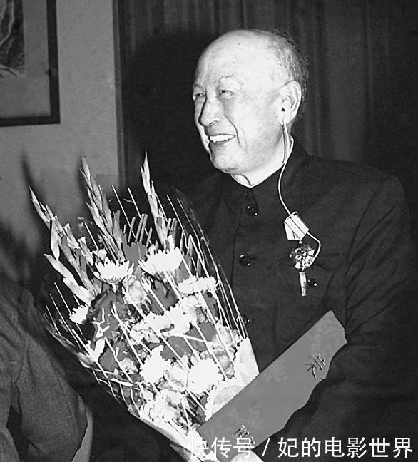 钱学森回到国内,主席问他有何特长,钱老的回答让人尊敬!