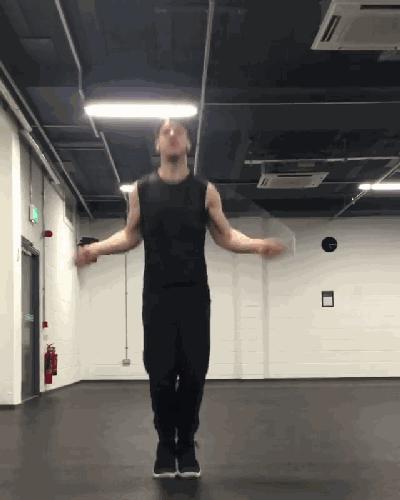 一根跳绳怎么练腹肌,3招花式跳绳在家也能减脂塑形