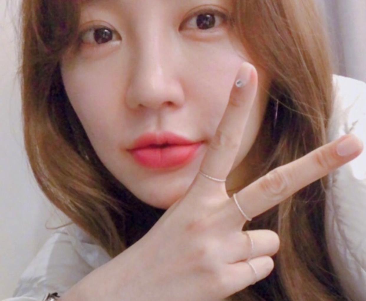 消失3年回归，34岁尹恩惠变苦瓜脸，网友疑问：丰唇了吗？