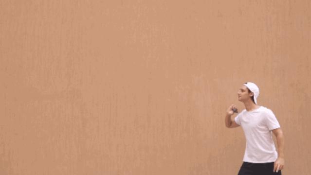 一个会自己飞回来的陀螺，不单是小孩子，连大人都玩得不亦乐乎