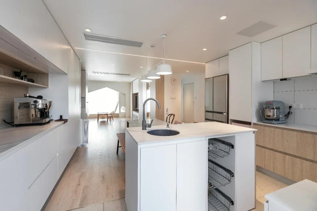 100平现代简约阳台装修风格,125平带阳台简约温馨装修风格