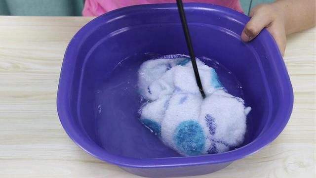 宾馆毛巾洗完发灰变硬怎么办,毛巾用久了发硬如何处理