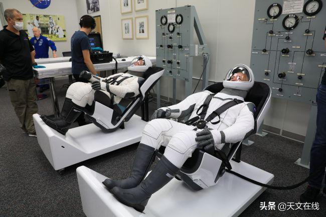 太空酷炫拽，SpaceX时髦太空服引领宇航员新时尚