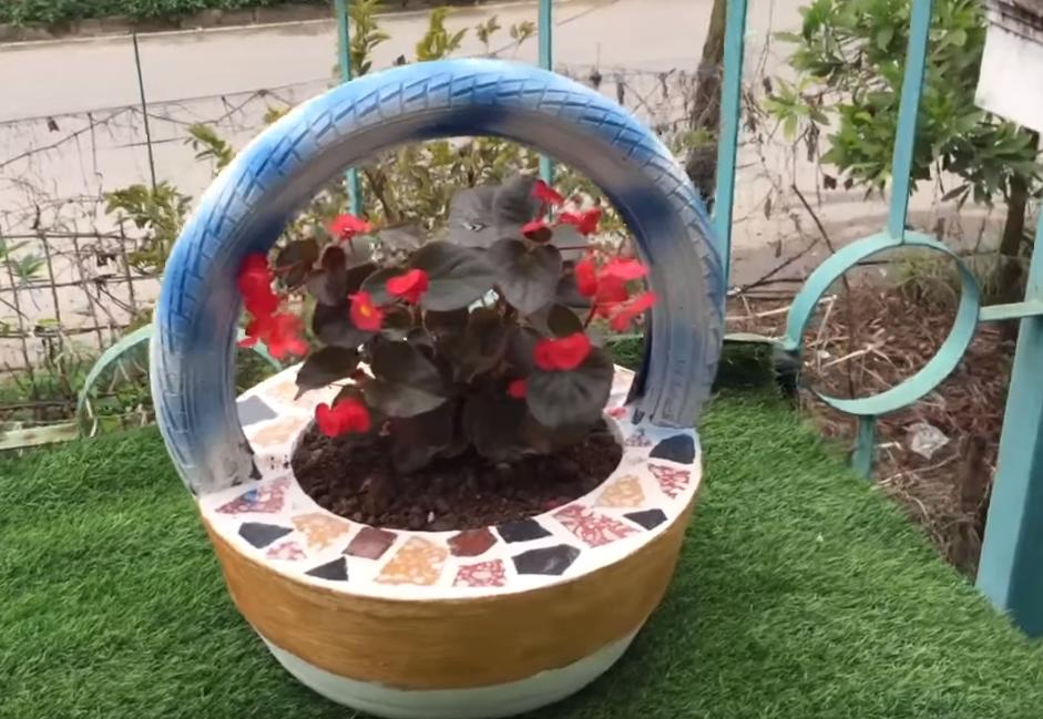 农村老爸把洗脚盆里灌水泥，做了个手提花盆，力气小的人还搬不动