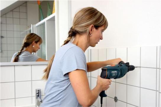 建议大家:别再电钻打孔了!如今流行“液体钉”,比电焊还牢固