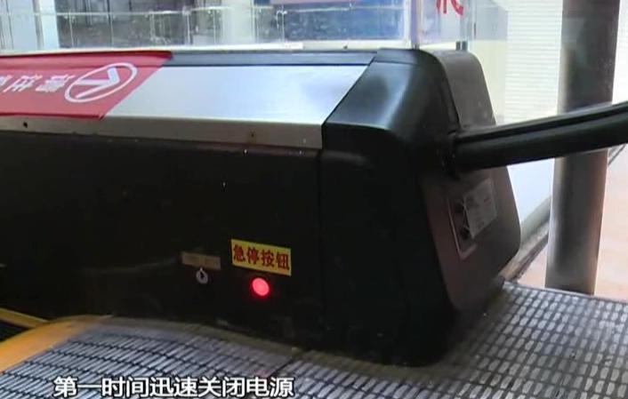 小孩子手被超市扶梯卡,小孩坐手扶梯被夹