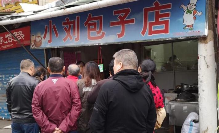 镇江这家路边包子铺，环境破烂却生意火爆，一个人最多能买10个