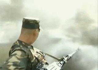 重机枪穿甲弹打穿装甲车,12.7毫米重机枪打装甲车