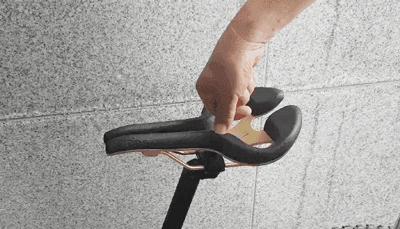 大叔发明了一个镂空车座，堪称骑行时降低屁股疼痛的神器