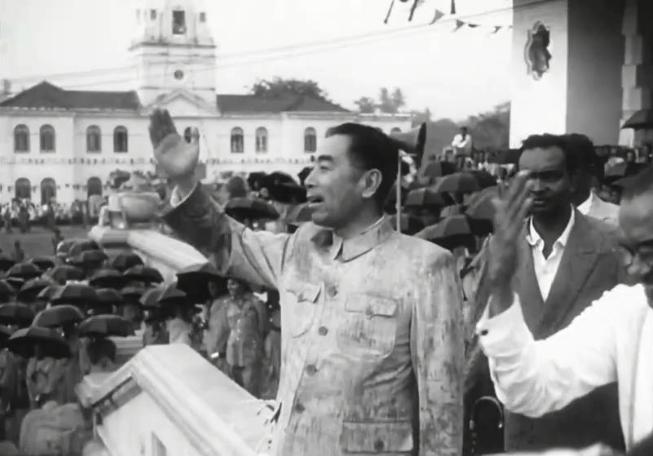 美国记者与周恩来握手，故意掏手帕不停擦手，周总理一招轻松反击