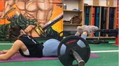 抖音爆火的美臀不过杠挑战，场面太火辣了