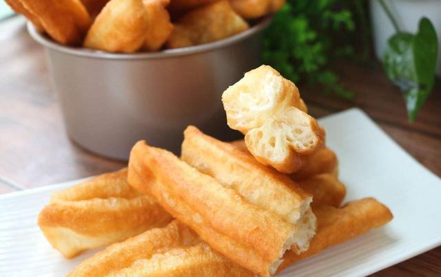 牛奶鸡蛋发酵粉和面能炸油条吗,鸡蛋面粉炸油条的家常做法