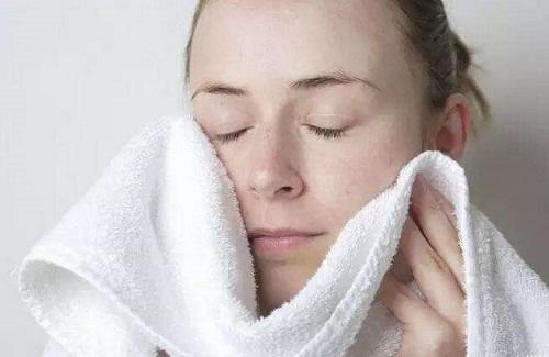 毛巾用一段时间变黄什么原因,生活小窍门毛巾变黄如何去除