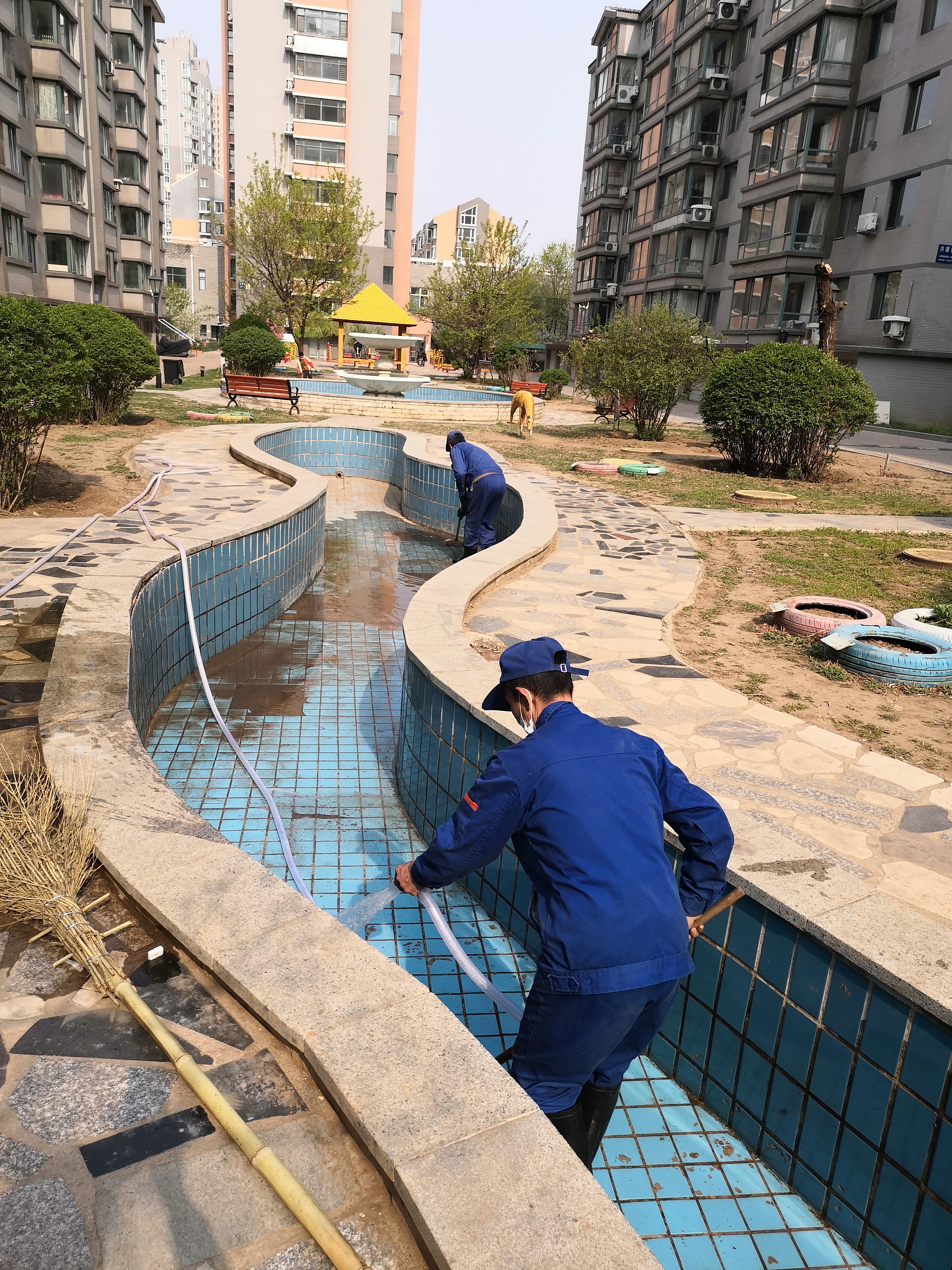 社区联合红色物业助力创城工作,凝聚红色力量共建美好社区