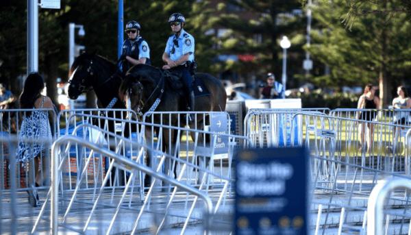 澳洲少女抽烟进火车站被拦后，朝工作人员吐口水并自称新冠患者