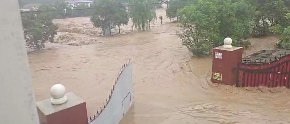 警徽闪耀抢险救灾,抢险救灾警徽闪耀暴雨中逆行
