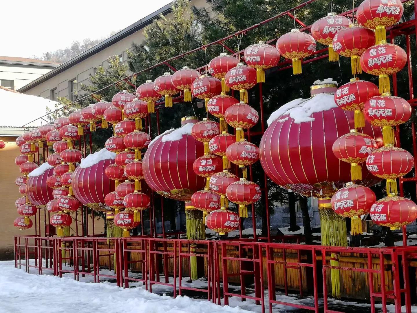 小小双峰冷凝紫气，壮美山河雪掩行踪