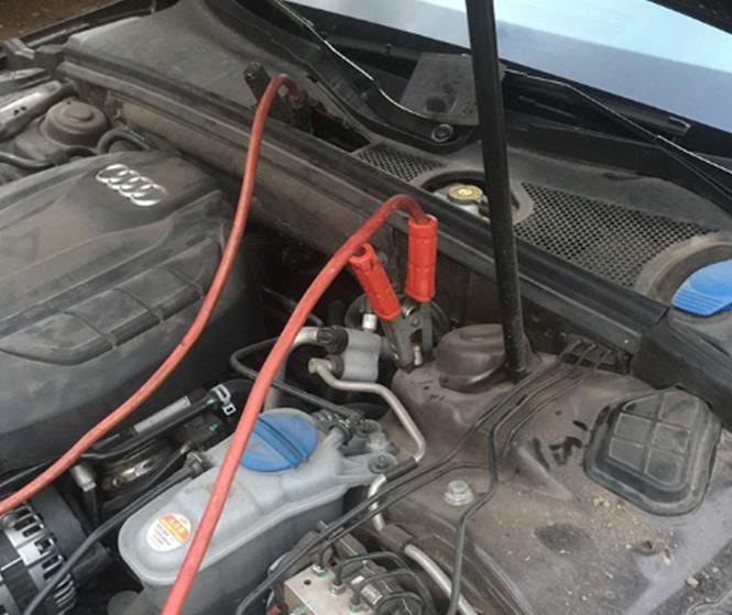 自动挡货车电瓶没电能拖着吧,自动挡电瓶没电了怎么拖车