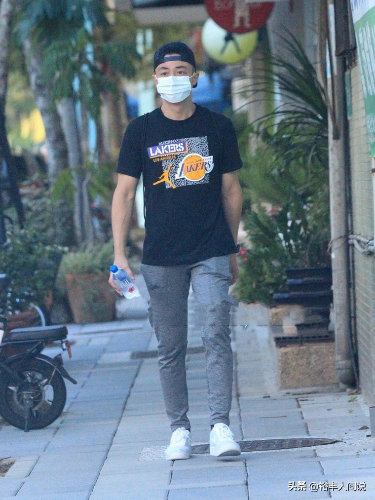 霍建华电竞单手开法拉利,霍建华开的法拉利全球多少台