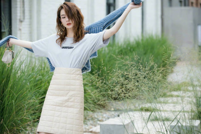 戚薇的时尚真看不懂，穿T恤配“太空被”凹造型，一般人真不敢穿