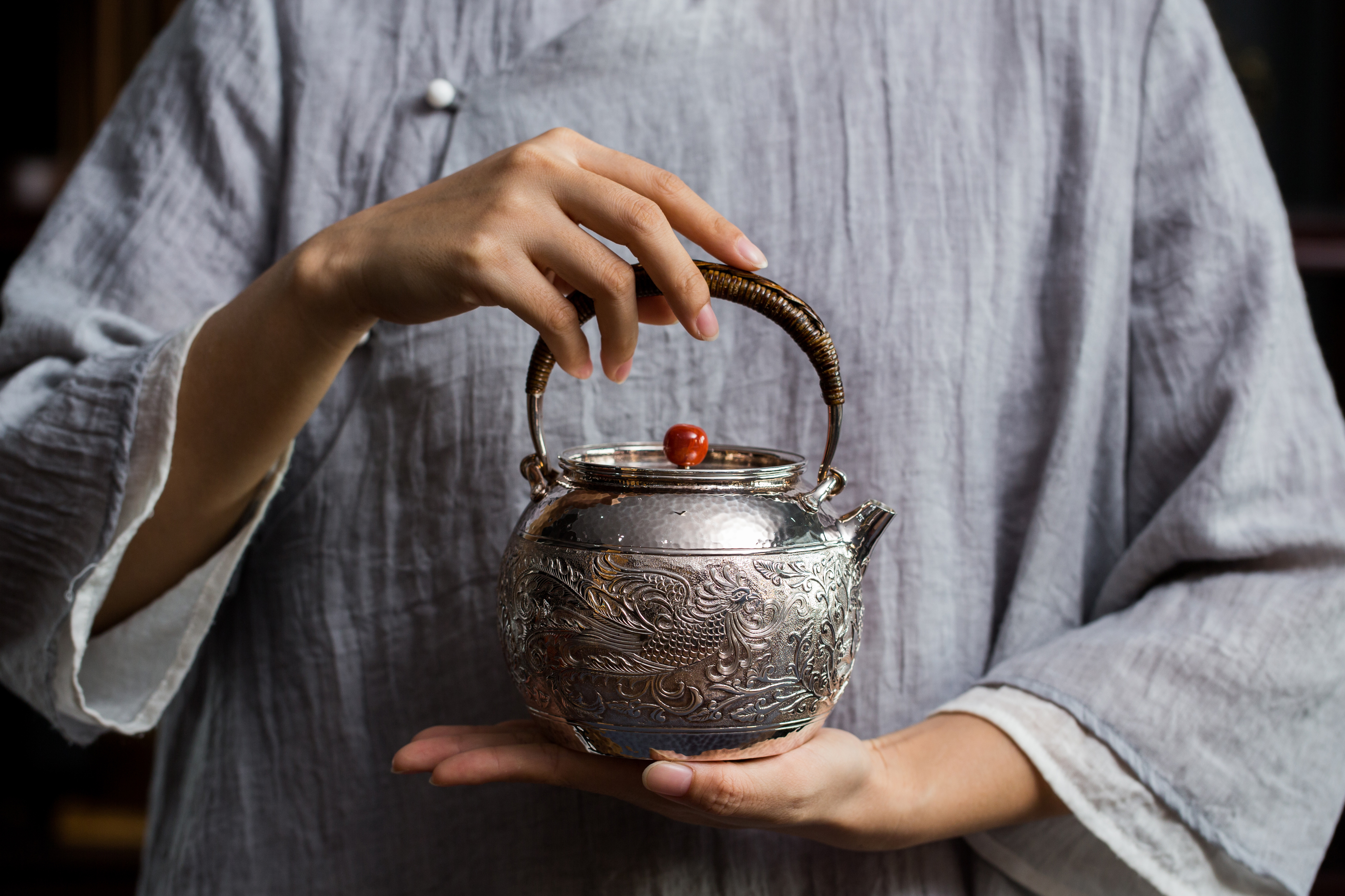 银壶里面黄色斑点怎么去除,银壶黑斑点