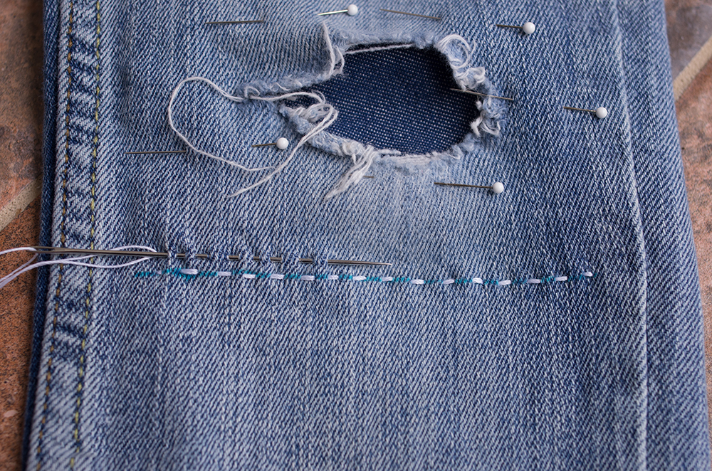 牛仔裤烧个洞如何用针线补救,牛仔裤破个洞怎么弄